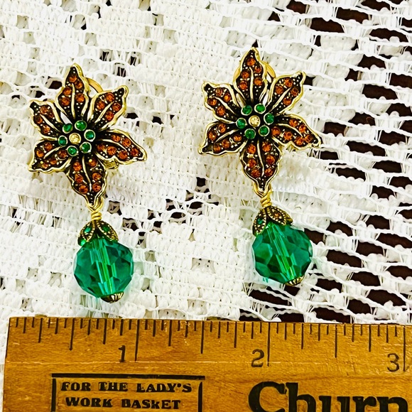 Heidi Daus 🆕 “Esmeralda” Beaded Crystal Flower Drop Bead omega earrings - Picture 3 of 8